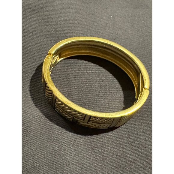 Bundle of 2 Gold Tone Bangles Costume Style - Picture 4 of 10